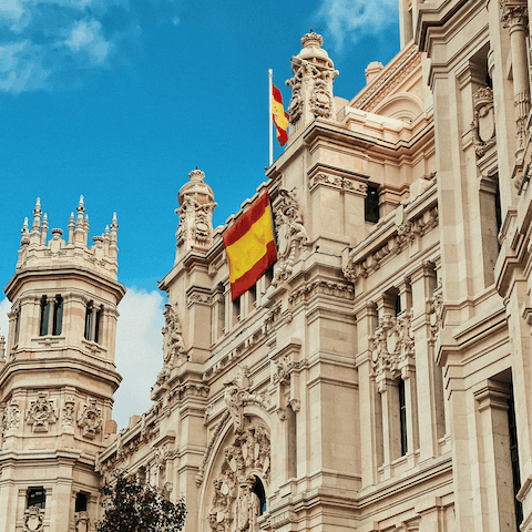Catch the number 45 bus to the Jerónimos Monastery