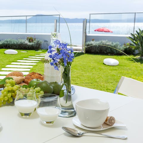 Have breakfast on the veranda while listening to the surf