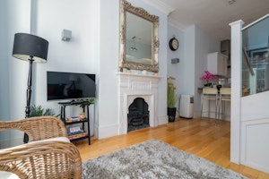 Sash & Stage image 3