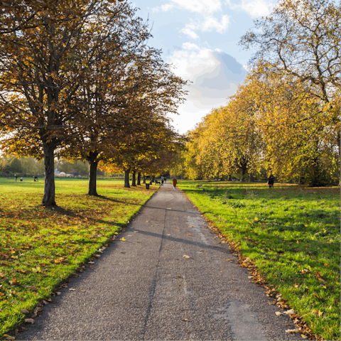 Pack a picnic and walk to Hyde Park in five minutes