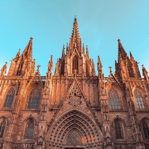 Sightsee with ease from this central spot – Catedral de Barcelona is a thirty-minute walk away