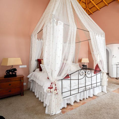 Drift off in the dreamy canopy bed for a great night's sleep