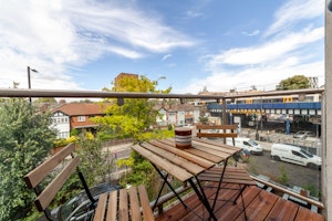 Hackney Sunshine image 6