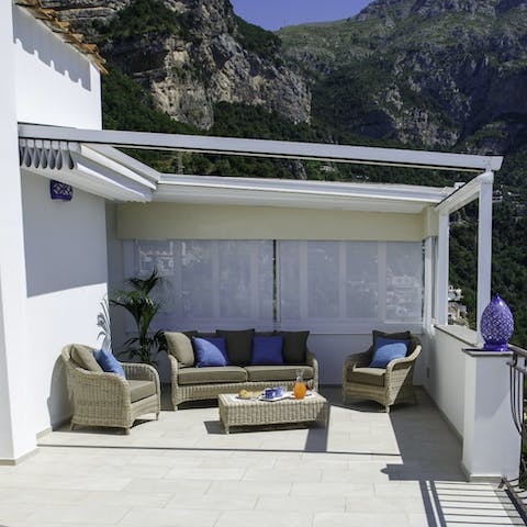 Relax in your shaded lounge set, the ideal place for a morning coffee or sunset cocktail