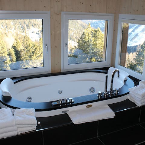 Rest up limbs sore from skiing in the hydromassage bathtub with a splendid view of its own