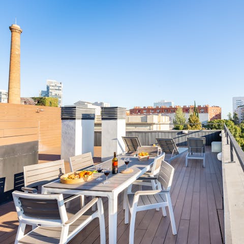Enjoy an alfresco meal on the sunny shared rooftop terrace
