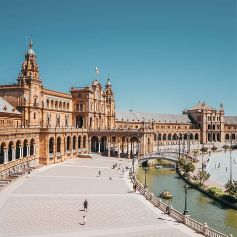 Make a beeline for the magnificent Plaza de España