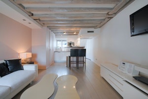 Paris Chic image 11