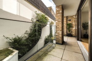 Muse of Notting Hill image 14