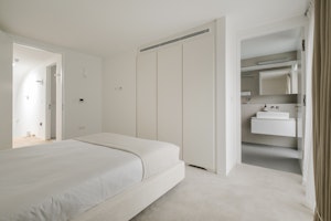 Muse of Notting Hill image 13