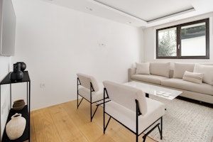 Muse of Notting Hill image 10