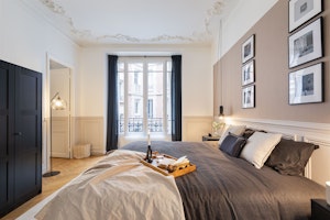 A Moment in Paris image 3