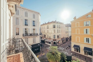 Street & Sea Vistas image 14