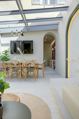 Cosmopolitan Scene image 12