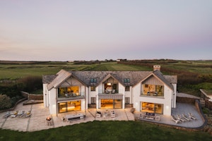 Clifftop Retreat image 11