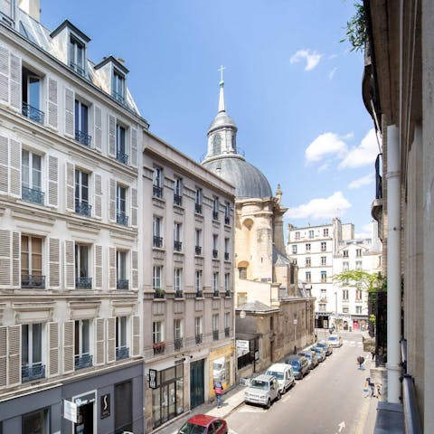 Enjoy quintessential Parisian views from your window