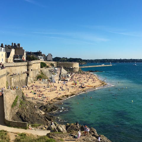 Enjoy an atmospheric boat ride to the historic city of Saint-Malo