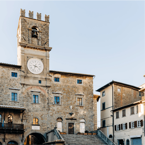 Plan a trip to the ancient city of Arezzo, 18 kilometres from this home