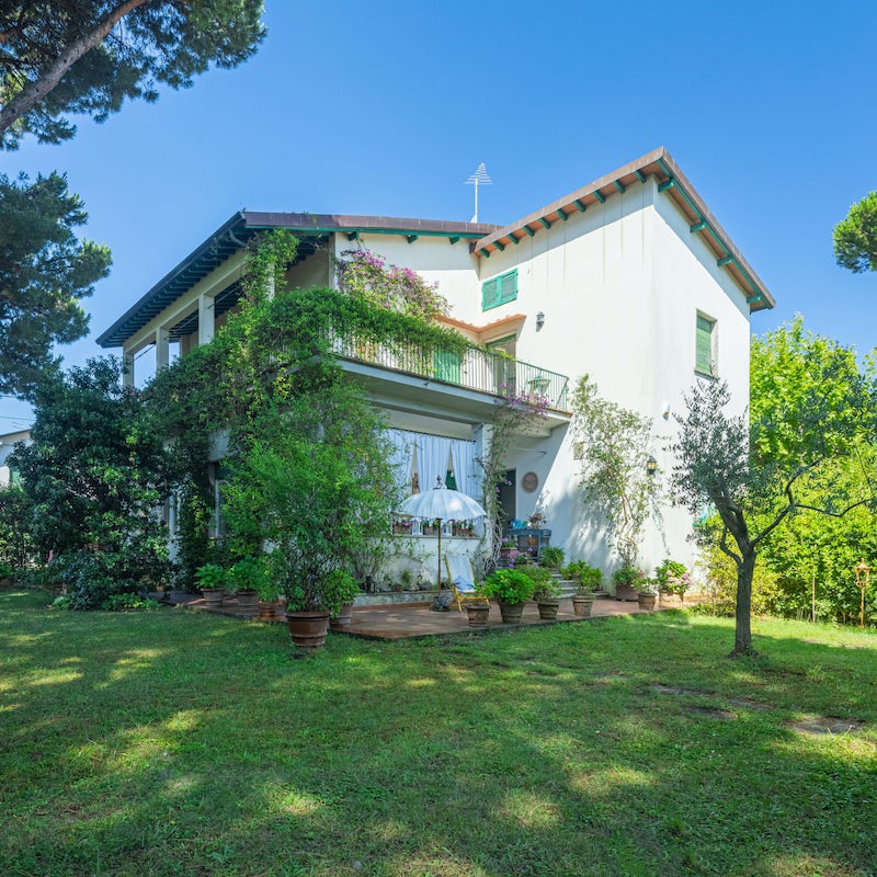 Relax in the villa's luscious green gardens