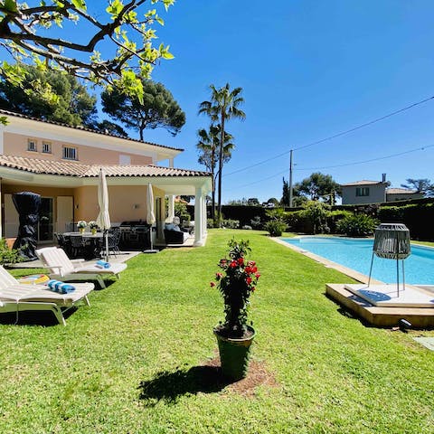 Sunbathe on the lawn and splash around in the pool, perfect for families
