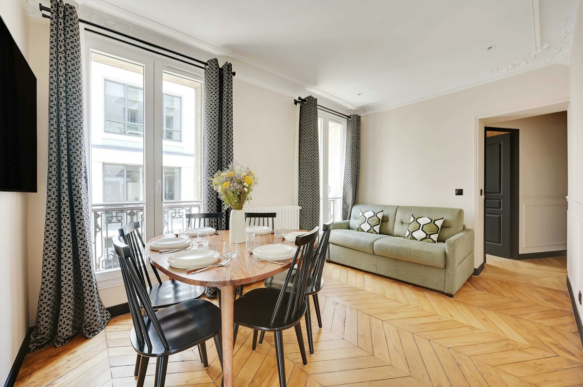 Promenading in Paris, Ile-de-France