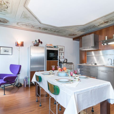 See the canal as you cook breakfast under the frescoed ceiling 