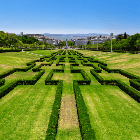 Drink in the greenery of nearby Parque Eduardo VII