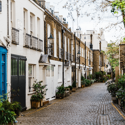 Discover Chelsea's most charming corners, just a thirty-minute walk away