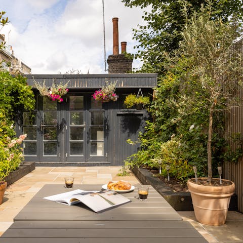 Soak up the sunshine in the garden – perfect for alfresco dining on summer afternoons