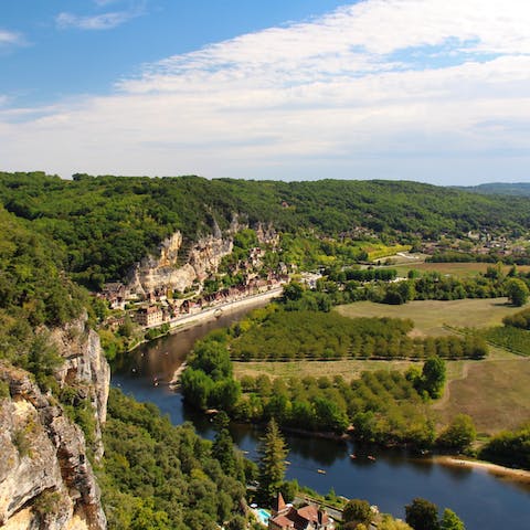 Walk to the banks of the Dordogne river in just fifteen minutes