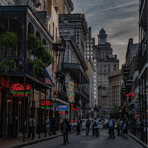 Explore vibrant New Orleans from this central spot – the French Quarter is twenty-five minutes away on foot