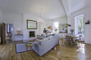 Upper Garden Suite image 6