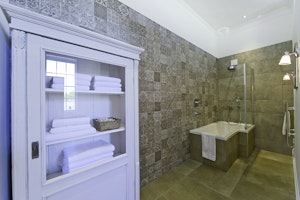 Upper Garden Suite image 3