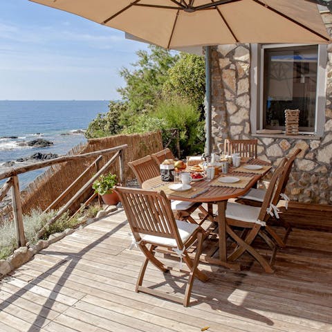 Lay the table for an alfresco feast – there’s two terraces to choose from here
