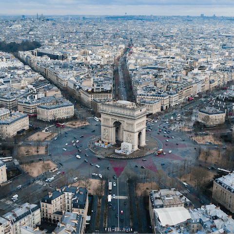 Admire the impressive sight of the Arc de Triomphe