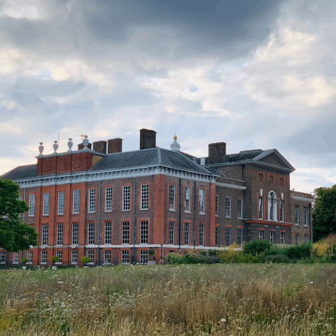 Stroll to Kensington Palace and picnic in Hyde Park afterwards