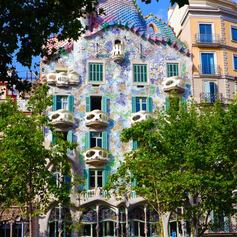 Visit Casa Batlló in just thirteen minutes as you stroll through the neighbourhood