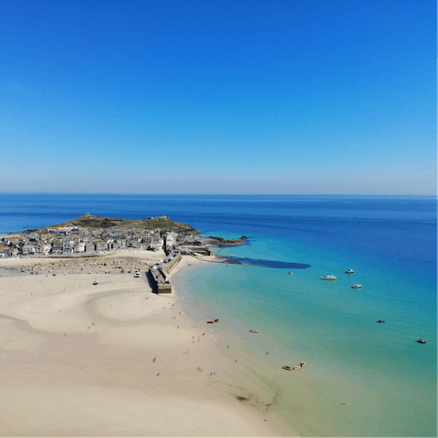 Drive to nearby blue flag beaches of St Ives, like the spectacular Porthmeor and Carbis Bay