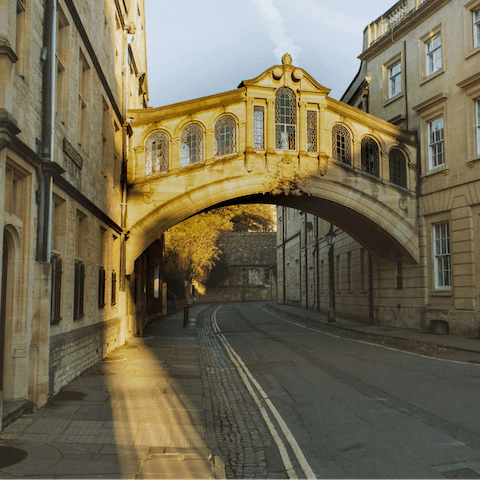 Explore the historic centre of Oxford, a ten-minute ride from this home 