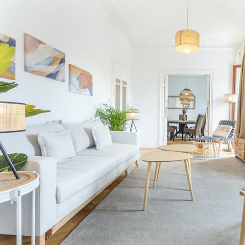 Discuss the day's highlights over a glass of wine in the living room