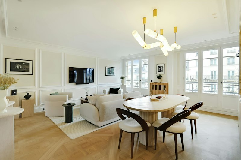 Chic & Refined main image