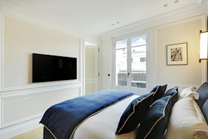 Chic & Refined image 6