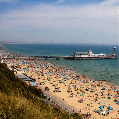 Stay just an eighteen-minute stroll away from Bournemouth Beach
