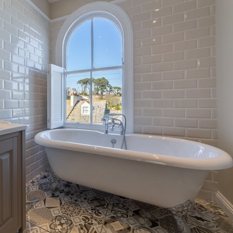 Relax in the claw-footed bath after a walk around the estuary