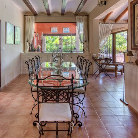 Organise a dinner on the glass dining table