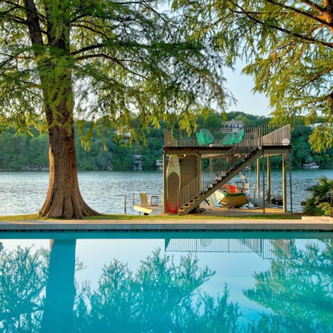 Relax in the pool with a view of the lake and the forest