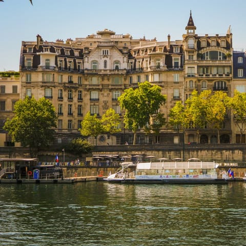 Go for a relaxing stroll along the banks of the Seine