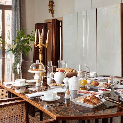 Organise grand feasts in the spectacular dining room 