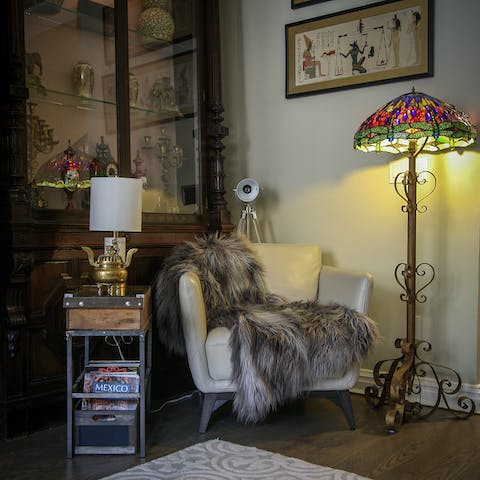 This stained glass lamp and faux fur throw
