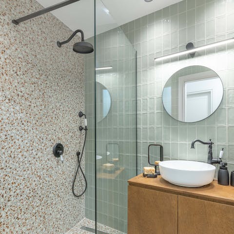 Get ready for a night out in Athens in the modern bathroom